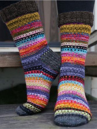 Gestrickte Socken farbiges Design Noracora