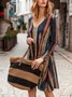 Gestreiftes Geometrisches Kleid mit V-Ausschnitt